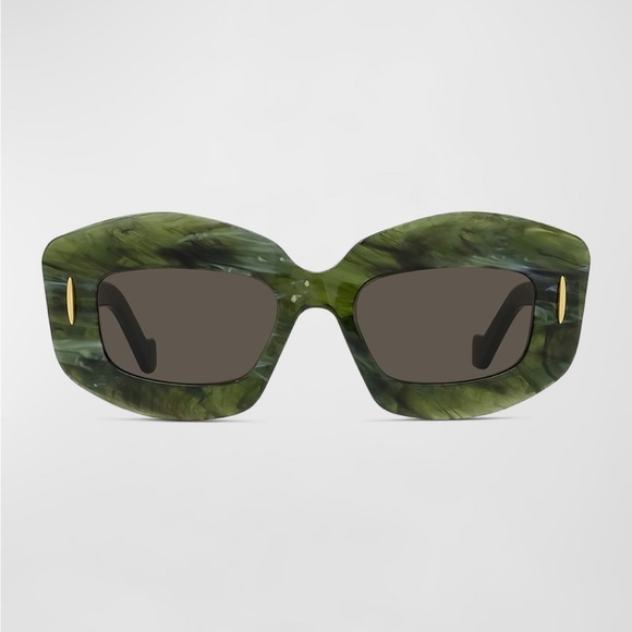 Loewe
Emerald Green Acetate Rectangle
Sunglasses With Golden Accents
0323 - Picture 3 of 6